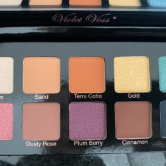 Essentials Eye Shadow Palette - Picture 2 of 2